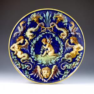Piatto con decoro a grottesche su fondo blu